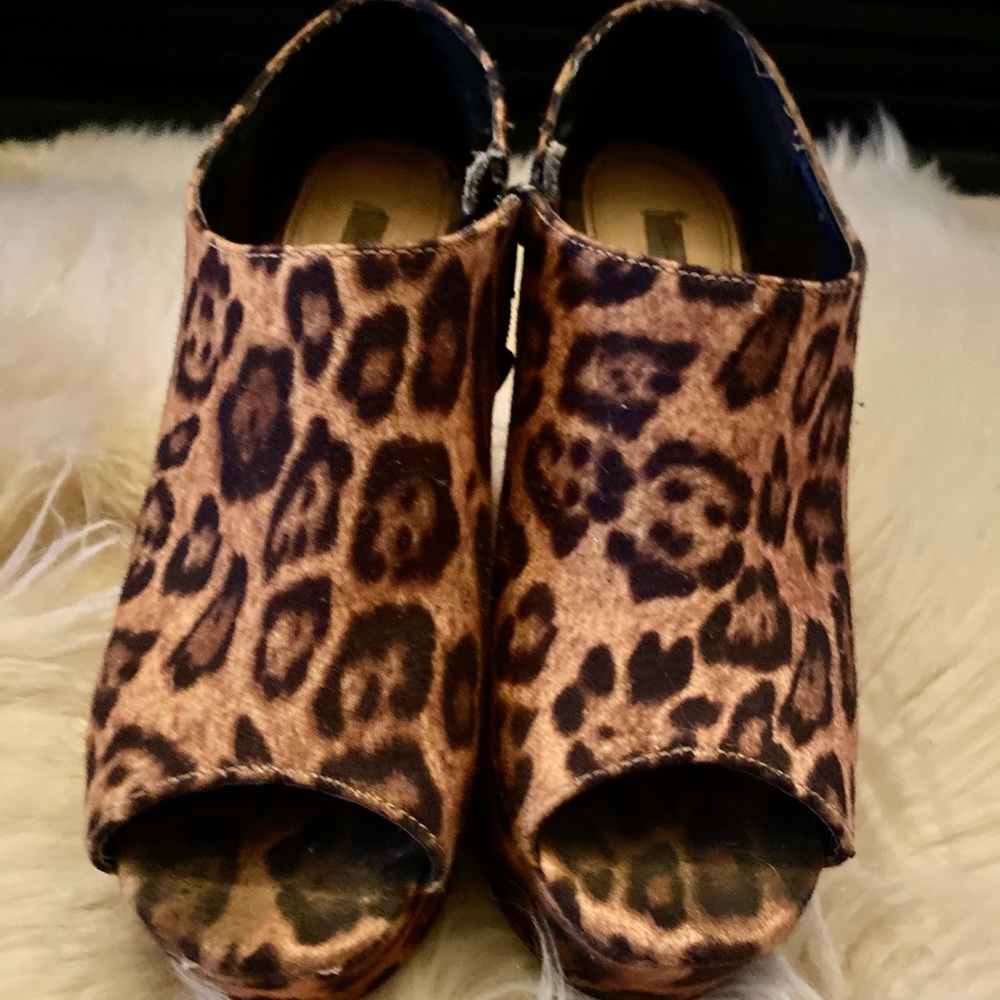 Leopard print open toe platform shoe